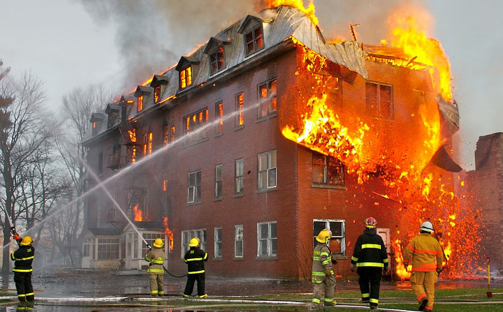 Edificio abandonado en llamas en Quebec, Canadá.