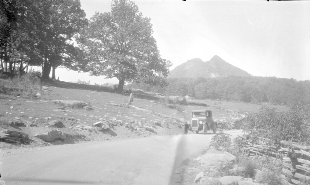 Una foto junto a la carretera de Grandfather Mountain tomada en 1926