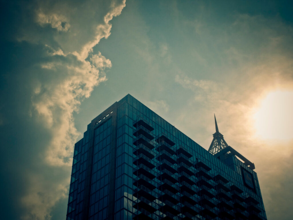 Una foto de un rascacielos en el centro de Raleigh bajo el sol