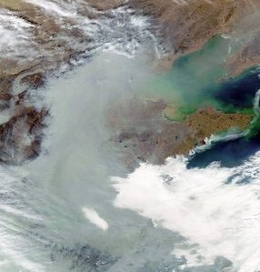 Una imagen satelital muestra la contaminación en el este de China en febrero de 2004. La contaminación, que consiste principalmente en partículas de hollín y sulfato, se creó a partir de la quema de carbón y madera y persistió durante todo el invierno. 